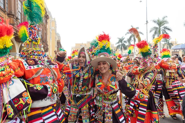 4 Şubat 2024, Lima Peru. Dansçılar ve müzik grupları Lima 'nın ana meydanında Candelaria bakiresinin geçit töreninde..