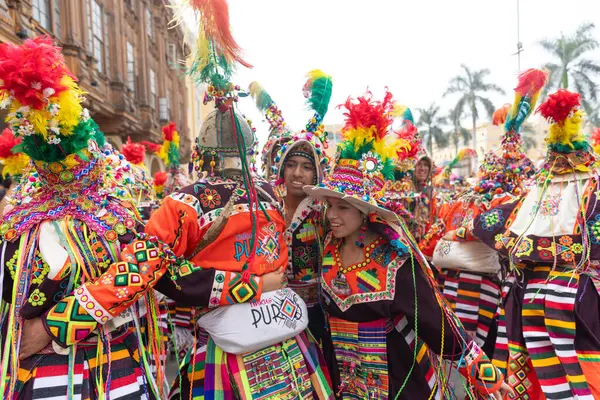 4 Şubat 2024, Lima Peru. Dansçılar ve müzik grupları Lima 'nın ana meydanında Candelaria bakiresinin geçit töreninde..