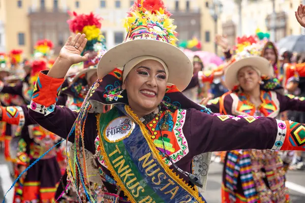 4 Şubat 2024, Lima Peru. Dansçılar ve müzik grupları Lima 'nın ana meydanında Candelaria bakiresinin geçit töreninde..