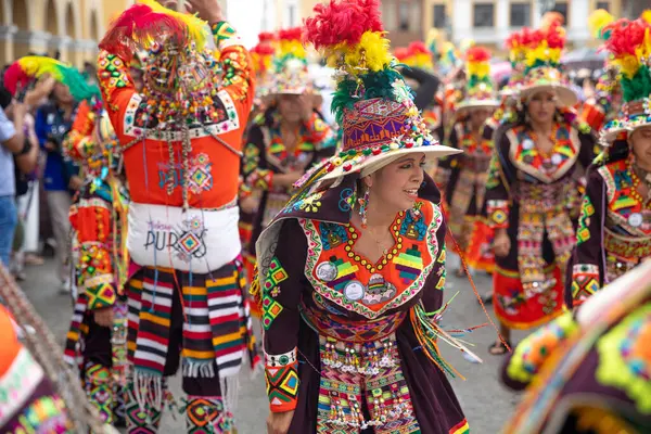 4 Şubat 2024, Lima Peru. Dansçılar ve müzik grupları Lima 'nın ana meydanında Candelaria bakiresinin geçit töreninde..
