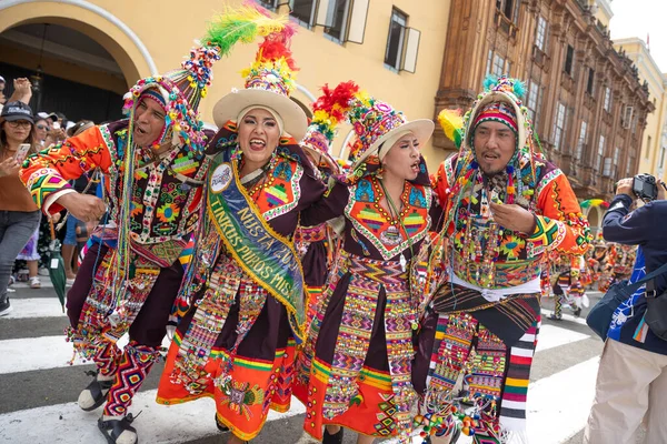 4 Şubat 2024, Lima Peru. Dansçılar ve müzik grupları Lima 'nın ana meydanında Candelaria bakiresinin geçit töreninde..
