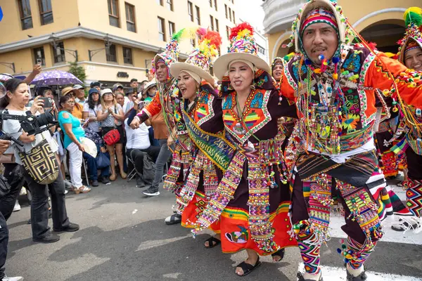 4 Şubat 2024, Lima Peru. Dansçılar ve müzik grupları Lima 'nın ana meydanında Candelaria bakiresinin geçit töreninde..