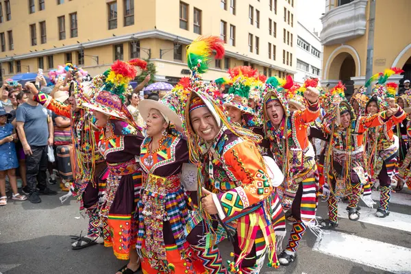 4 Şubat 2024, Lima Peru. Dansçılar ve müzik grupları Lima 'nın ana meydanında Candelaria bakiresinin geçit töreninde..