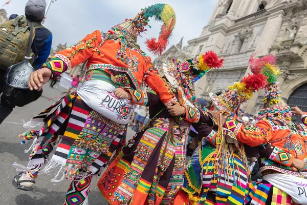 4 Şubat 2024, Lima Peru. Dansçılar ve müzik grupları Lima 'nın ana meydanında Candelaria bakiresinin geçit töreninde..