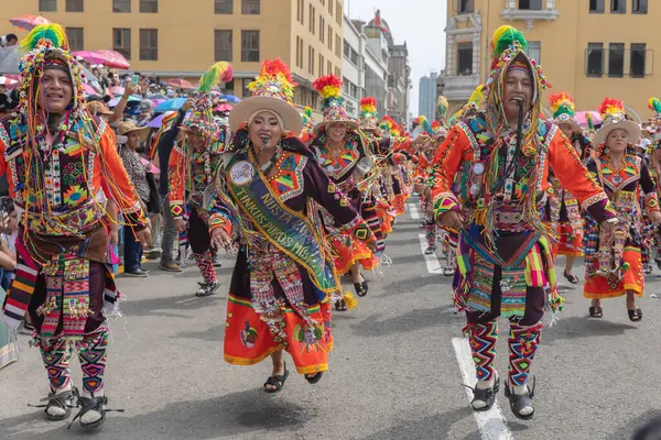 2024年2月4日 リマのメイン広場のカンデリアの処女の祭りのパレードでのダンサーと音楽バンド — ストック写真