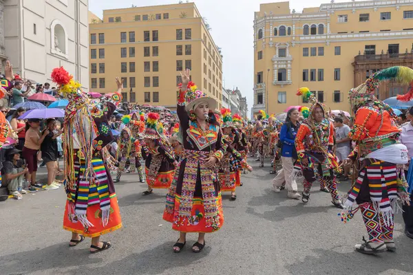 4 Şubat 2024, Lima Peru. Dansçılar ve müzik grupları Lima 'nın ana meydanında Candelaria bakiresinin geçit töreninde..