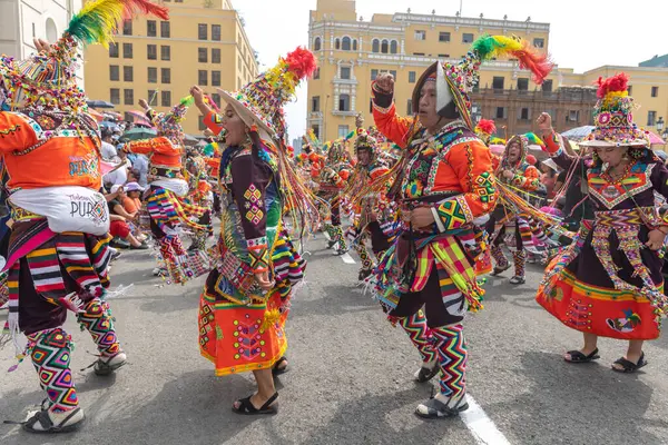4 Şubat 2024, Lima Peru. Dansçılar ve müzik grupları Lima 'nın ana meydanında Candelaria bakiresinin geçit töreninde..