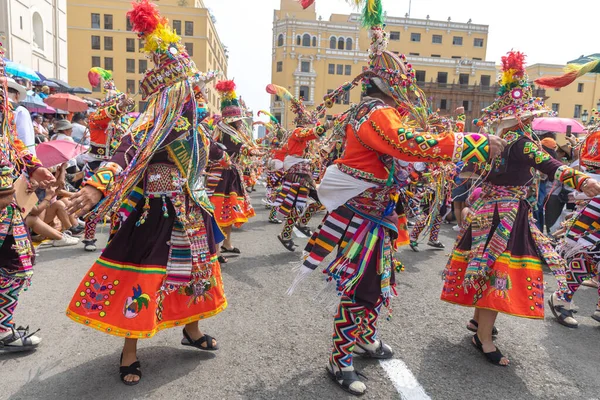 4 Şubat 2024, Lima Peru. Dansçılar ve müzik grupları Lima 'nın ana meydanında Candelaria bakiresinin geçit töreninde..