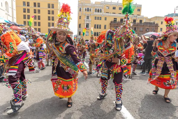 4 Şubat 2024, Lima Peru. Dansçılar ve müzik grupları Lima 'nın ana meydanında Candelaria bakiresinin geçit töreninde..