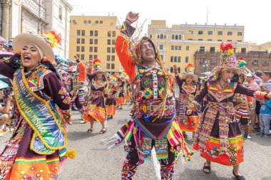 4 Şubat 2024, Lima Peru. Dansçılar ve müzik grupları Lima 'nın ana meydanında Candelaria bakiresinin geçit töreninde..