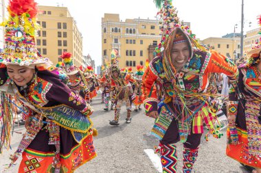 4 Şubat 2024, Lima Peru. Dansçılar ve müzik grupları Lima 'nın ana meydanında Candelaria bakiresinin geçit töreninde..
