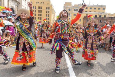4 Şubat 2024, Lima Peru. Dansçılar ve müzik grupları Lima 'nın ana meydanında Candelaria bakiresinin geçit töreninde..