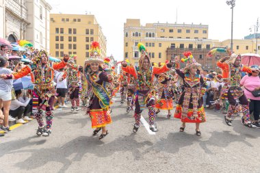 4 Şubat 2024, Lima Peru. Dansçılar ve müzik grupları Lima 'nın ana meydanında Candelaria bakiresinin geçit töreninde..