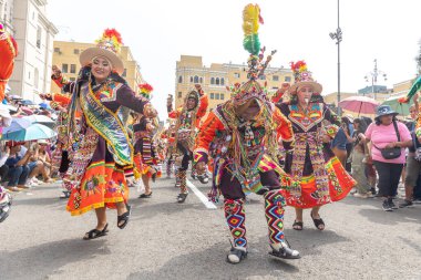 4 Şubat 2024, Lima Peru. Dansçılar ve müzik grupları Lima 'nın ana meydanında Candelaria bakiresinin geçit töreninde..