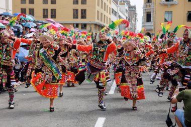 4 Şubat 2024, Lima Peru. Dansçılar ve müzik grupları Lima 'nın ana meydanında Candelaria bakiresinin geçit töreninde..