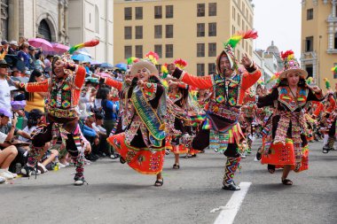 4 Şubat 2024, Lima Peru. Dansçılar ve müzik grupları Lima 'nın ana meydanında Candelaria bakiresinin geçit töreninde..
