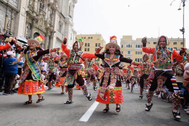 4 Şubat 2024, Lima Peru. Dansçılar ve müzik grupları Lima 'nın ana meydanında Candelaria bakiresinin geçit töreninde..