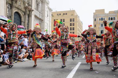 4 Şubat 2024, Lima Peru. Dansçılar ve müzik grupları Lima 'nın ana meydanında Candelaria bakiresinin geçit töreninde..
