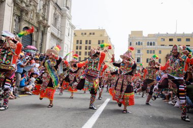 4 Şubat 2024, Lima Peru. Dansçılar ve müzik grupları Lima 'nın ana meydanında Candelaria bakiresinin geçit töreninde..