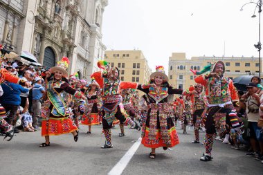 4 Şubat 2024, Lima Peru. Dansçılar ve müzik grupları Lima 'nın ana meydanında Candelaria bakiresinin geçit töreninde..