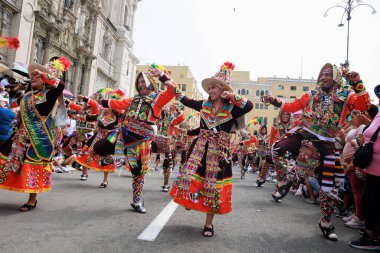 4 Şubat 2024, Lima Peru. Dansçılar ve müzik grupları Lima 'nın ana meydanında Candelaria bakiresinin geçit töreninde..