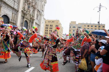 4 Şubat 2024, Lima Peru. Dansçılar ve müzik grupları Lima 'nın ana meydanında Candelaria bakiresinin geçit töreninde..