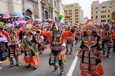 4 Şubat 2024, Lima Peru. Dansçılar ve müzik grupları Lima 'nın ana meydanında Candelaria bakiresinin geçit töreninde..