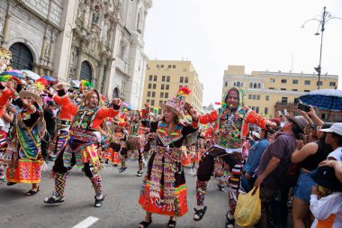 4 Şubat 2024, Lima Peru. Dansçılar ve müzik grupları Lima 'nın ana meydanında Candelaria bakiresinin geçit töreninde..