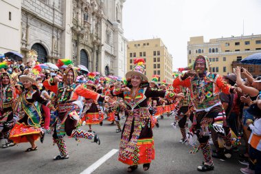 4 Şubat 2024, Lima Peru. Dansçılar ve müzik grupları Lima 'nın ana meydanında Candelaria bakiresinin geçit töreninde..