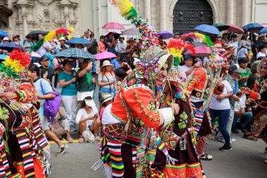 4 Şubat 2024, Lima Peru. Dansçılar ve müzik grupları Lima 'nın ana meydanında Candelaria bakiresinin geçit töreninde..