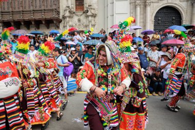 4 Şubat 2024, Lima Peru. Dansçılar ve müzik grupları Lima 'nın ana meydanında Candelaria bakiresinin geçit töreninde..