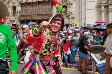 4 Şubat 2024, Lima Peru. Dansçılar ve müzik grupları Lima 'nın ana meydanında Candelaria bakiresinin geçit töreninde..