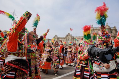 4 Şubat 2024, Lima Peru. Dansçılar ve müzik grupları Lima 'nın ana meydanında Candelaria bakiresinin geçit töreninde..