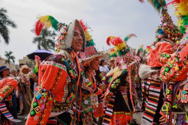 4 Şubat 2024, Lima Peru. Dansçılar ve müzik grupları Lima 'nın ana meydanında Candelaria bakiresinin geçit töreninde..