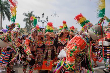 4 Şubat 2024, Lima Peru. Dansçılar ve müzik grupları Lima 'nın ana meydanında Candelaria bakiresinin geçit töreninde..