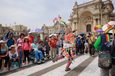4 Şubat 2024, Lima Peru. Dansçılar ve müzik grupları Lima 'nın ana meydanında Candelaria bakiresinin geçit töreninde..