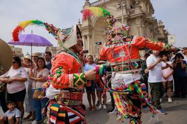 4 Şubat 2024, Lima Peru. Dansçılar ve müzik grupları Lima 'nın ana meydanında Candelaria bakiresinin geçit töreninde..