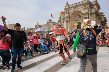 4 Şubat 2024, Lima Peru. Dansçılar ve müzik grupları Lima 'nın ana meydanında Candelaria bakiresinin geçit töreninde..