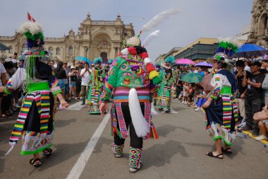 4 Şubat 2024, Lima Peru. Dansçılar ve müzik grupları Lima 'nın ana meydanında Candelaria bakiresinin geçit töreninde..