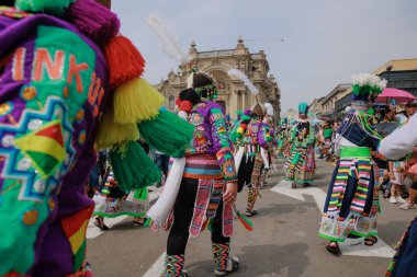 4 Şubat 2024, Lima Peru. Dansçılar ve müzik grupları Lima 'nın ana meydanında Candelaria bakiresinin geçit töreninde..