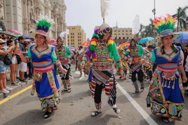4 Şubat 2024, Lima Peru. Dansçılar ve müzik grupları Lima 'nın ana meydanında Candelaria bakiresinin geçit töreninde..