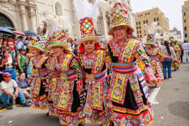 4 Şubat 2024, Lima Peru. Dansçılar ve müzik grupları Lima 'nın ana meydanında Candelaria bakiresinin geçit töreninde..
