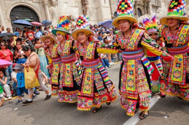 4 Şubat 2024, Lima Peru. Dansçılar ve müzik grupları Lima 'nın ana meydanında Candelaria bakiresinin geçit töreninde..