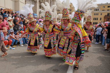 4 Şubat 2024, Lima Peru. Dansçılar ve müzik grupları Lima 'nın ana meydanında Candelaria bakiresinin geçit töreninde..