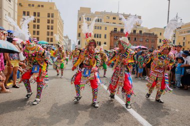 4 Şubat 2024, Lima Peru. Dansçılar ve müzik grupları Lima 'nın ana meydanında Candelaria bakiresinin geçit töreninde..