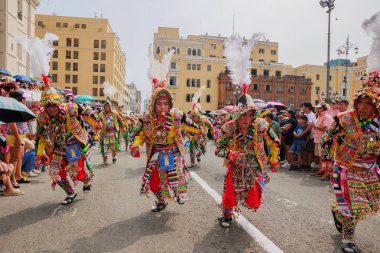 4 Şubat 2024, Lima Peru. Dansçılar ve müzik grupları Lima 'nın ana meydanında Candelaria bakiresinin geçit töreninde..