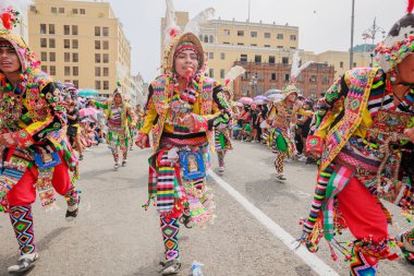 4 Şubat 2024, Lima Peru. Dansçılar ve müzik grupları Lima 'nın ana meydanında Candelaria bakiresinin geçit töreninde..