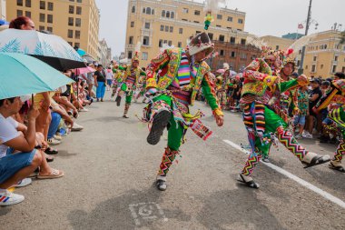 4 Şubat 2024, Lima Peru. Dansçılar ve müzik grupları Lima 'nın ana meydanında Candelaria bakiresinin geçit töreninde..