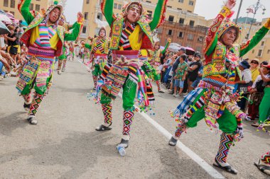 4 Şubat 2024, Lima Peru. Dansçılar ve müzik grupları Lima 'nın ana meydanında Candelaria bakiresinin geçit töreninde..