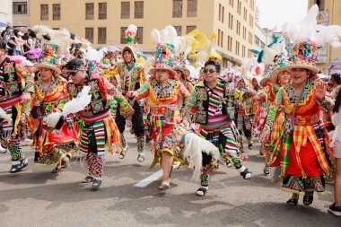 4 Şubat 2024, Lima Peru. Dansçılar ve müzik grupları Lima 'nın ana meydanında Candelaria bakiresinin geçit töreninde..